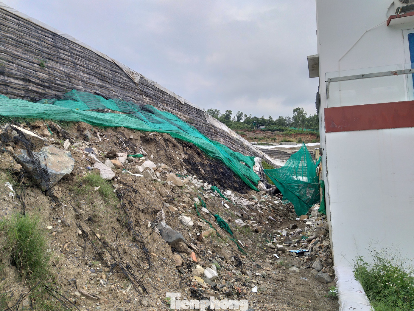 Nha Trang tháo dỡ 'tường thành' khổng lồ, mưa nước chảy ồ ạt vào nhà dân ảnh 1