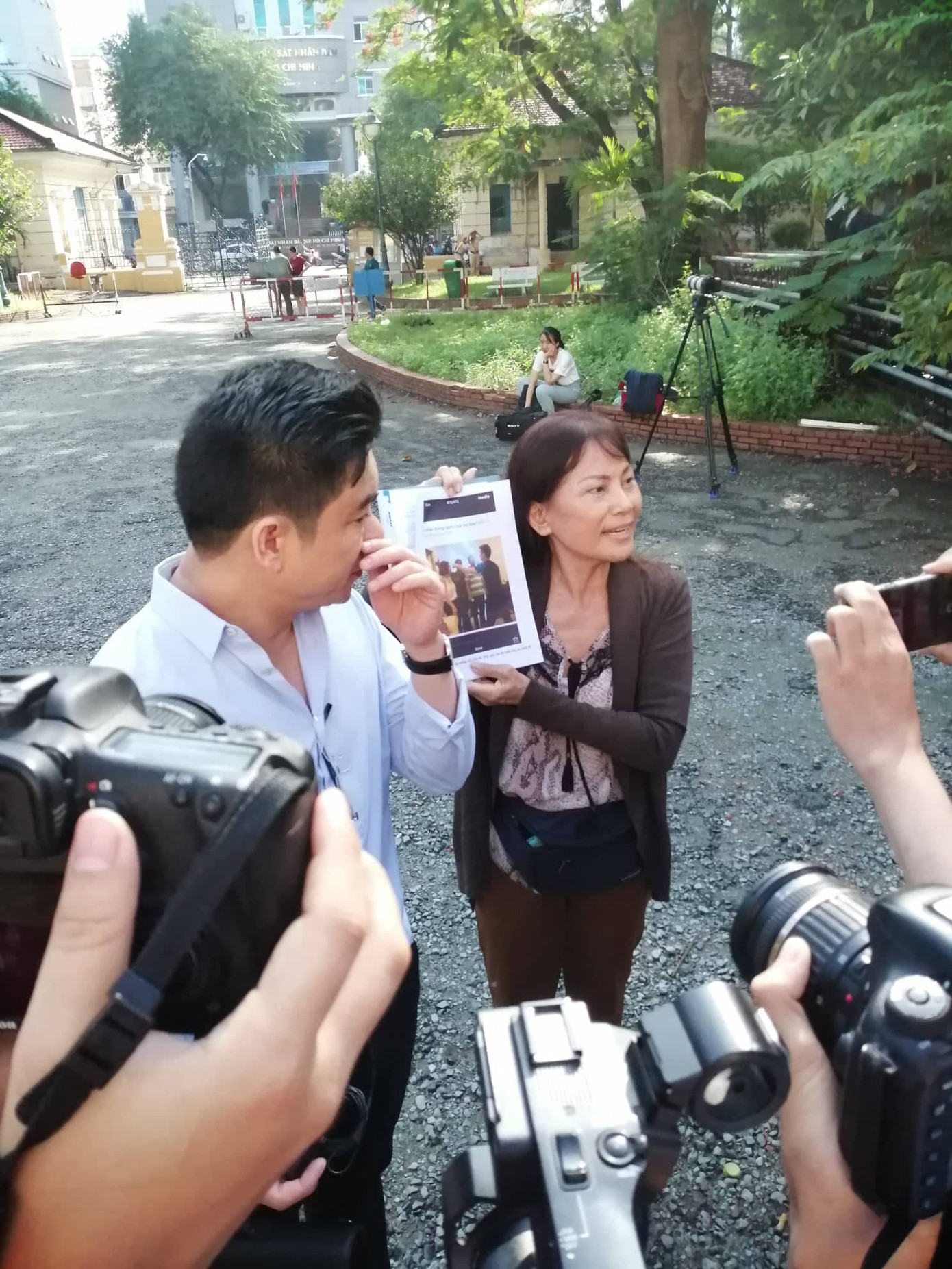 ‘Đụng mặt’ nảy lửa tại sân tòa vụ xử vợ bác sĩ Chiêm Quốc Thái ảnh 2