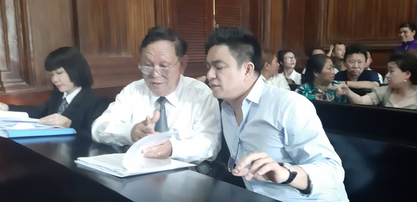 ‘Đụng mặt’ nảy lửa tại sân tòa vụ xử vợ bác sĩ Chiêm Quốc Thái ảnh 3