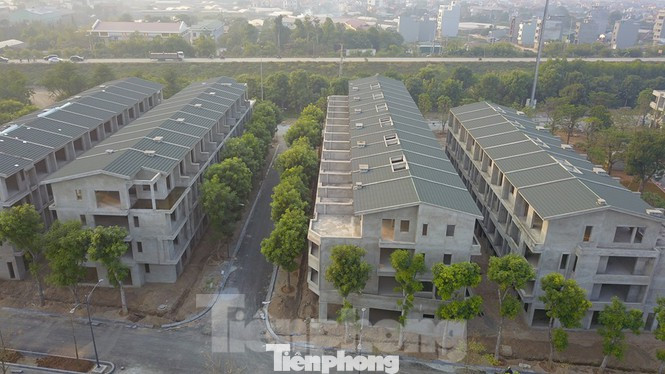 Công ty Đại Hưng đã tự ý làm đường giao thông và xây chui hơn 200 biệt thự, nhà phố khi chưa được cơ quan chức năng cho phép. Chủ dự án vườn Vạn Tuế bán biệt thự, nhà phố thu gần 300 tỷ đồng trên đất nhà máy gạch ảnh 1