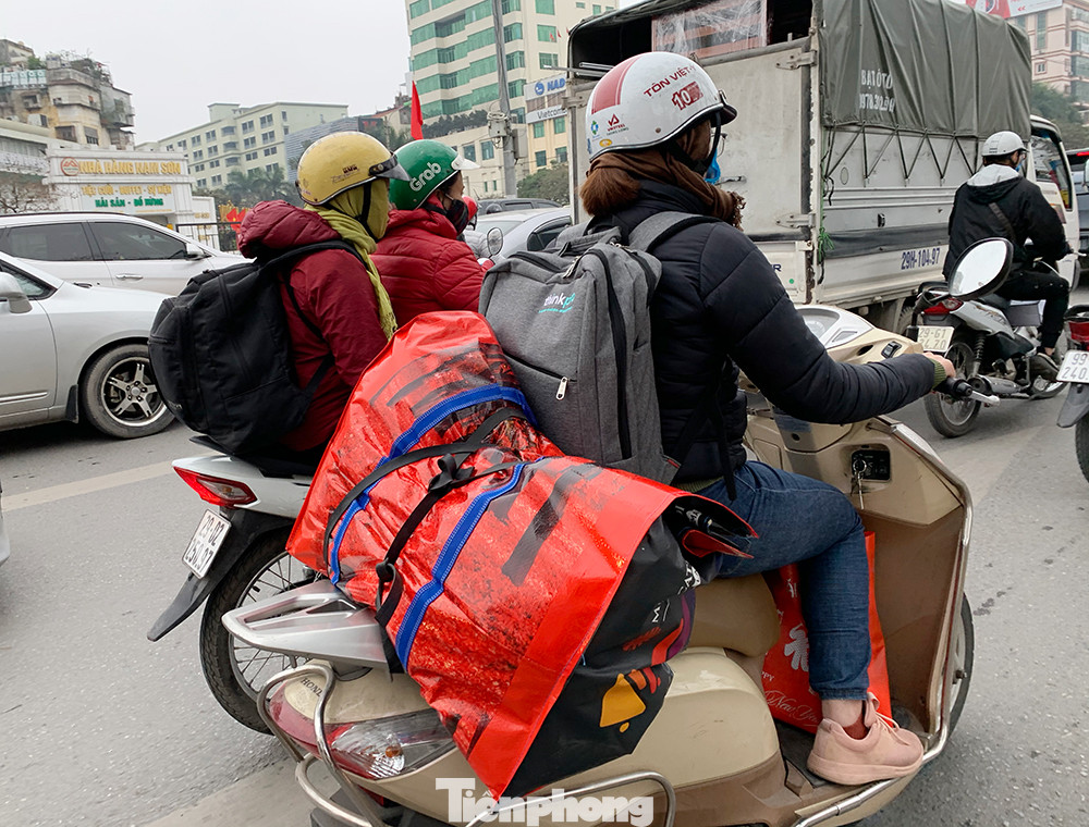 Người dân dùng phương tiện cá nhân về quê, bến xe Hà Nội vắng khách ảnh 13