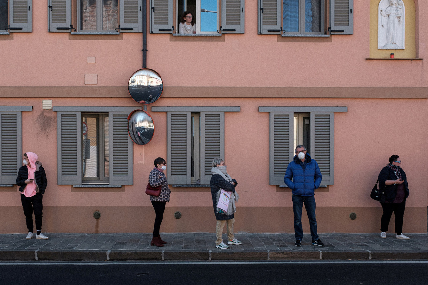 Đời sống thường nhật bên trong khu cách ly Covid-19 ở Italy ảnh 4