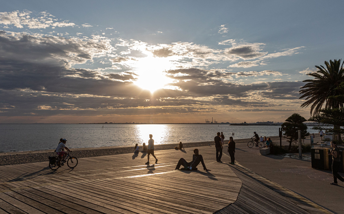 Australia cấm tụ tập 3 người trở lên, Singapore phạt nặng người đứng gần nhau ảnh 1