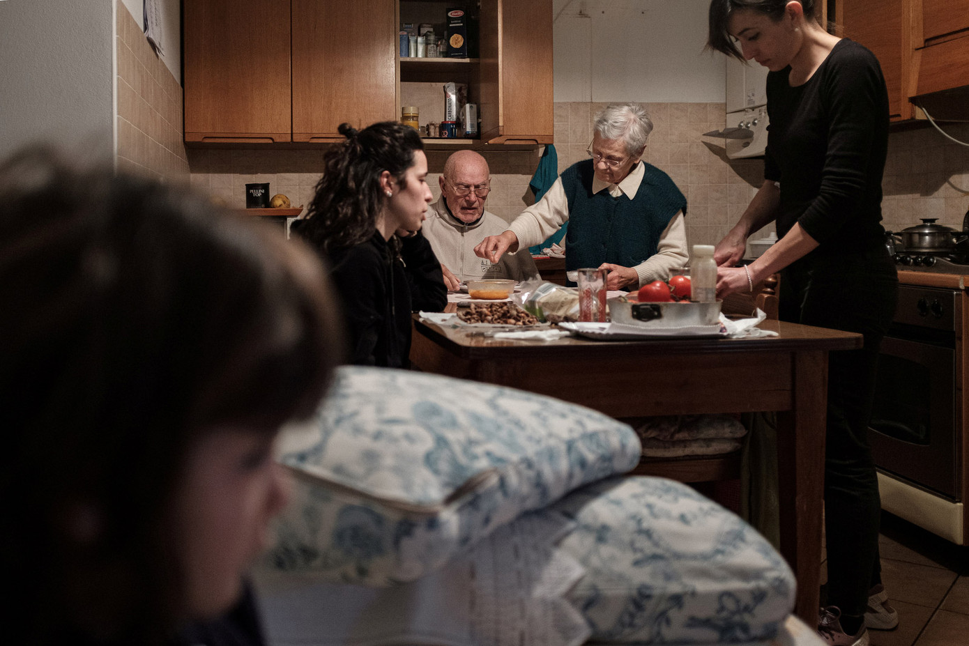 Đời sống thường nhật bên trong khu cách ly Covid-19 ở Italy ảnh 7