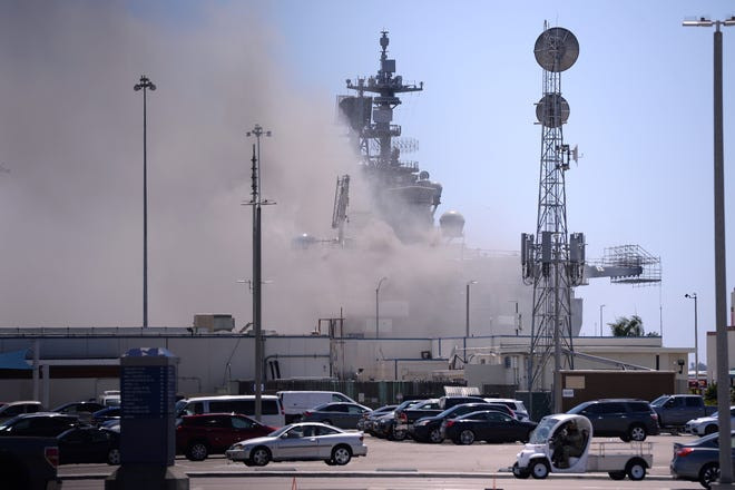 Tàu quân sự Mỹ bốc cháy phừng phừng, 21 người nhập viện ảnh 3