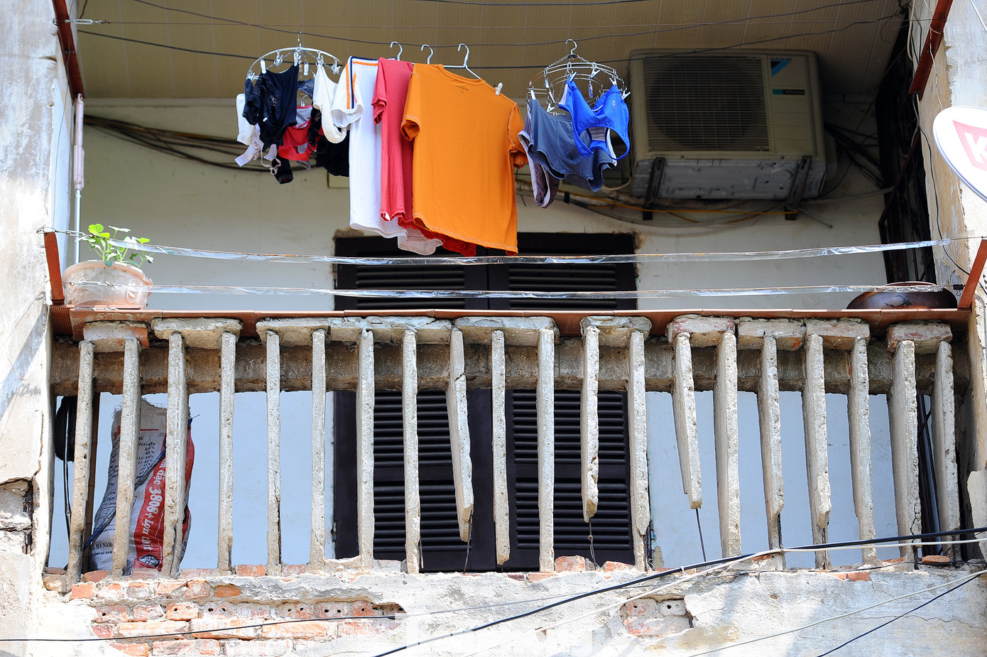 Sống trong sợ hãi ở dãy nhà tập thể mặt phố Lê Hồng Phong ảnh 6