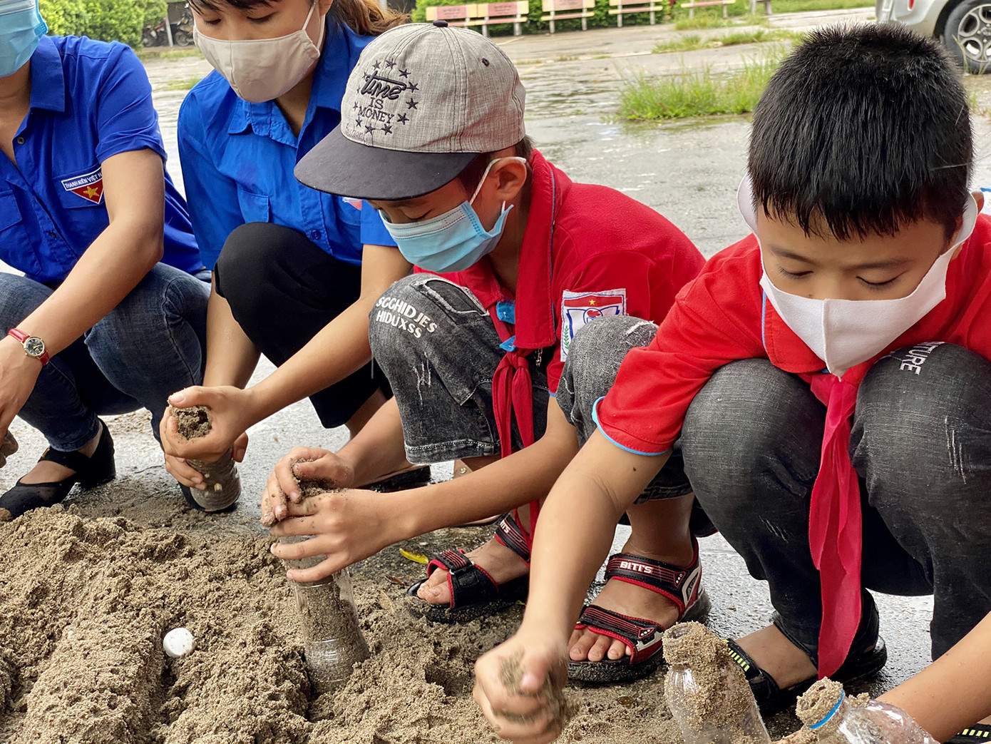 Nâng cao ý thức bảo vệ môi trường bằng công trình tái chế từ chai nhựa ảnh 2