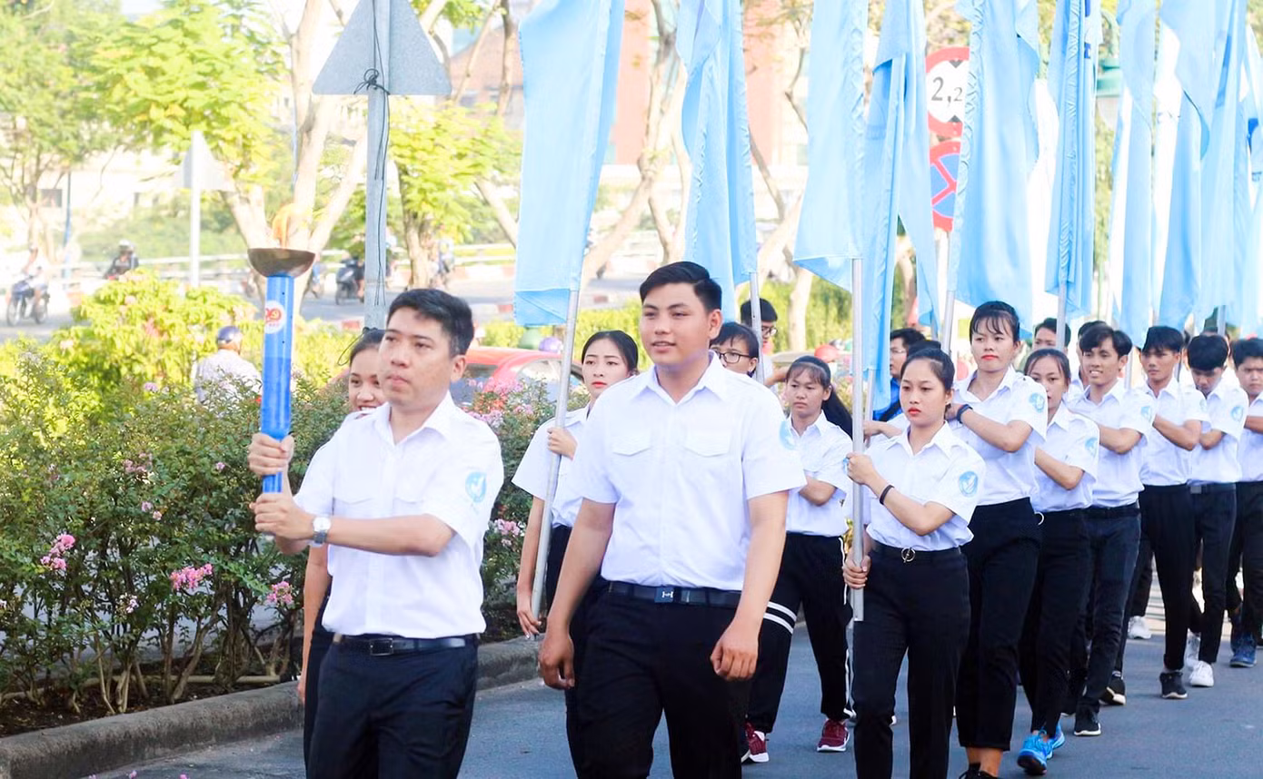 Anh chàng lớp trưởng điển trai chuyên đi “săn” giải thưởng ảnh 3