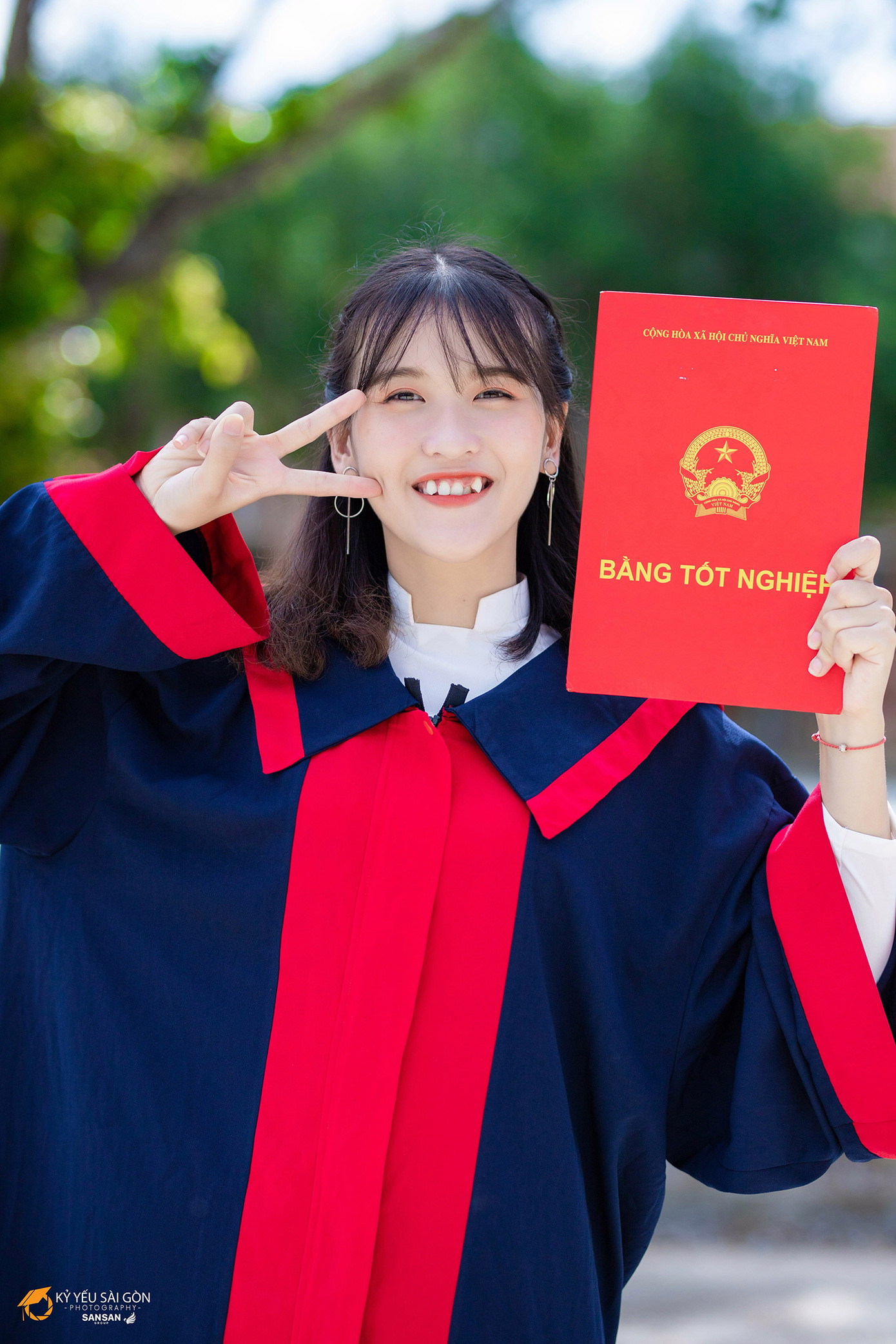 Nữ sinh con nhà nghèo tự xây dựng cho mình bảng thành tích đáng nể ảnh 9