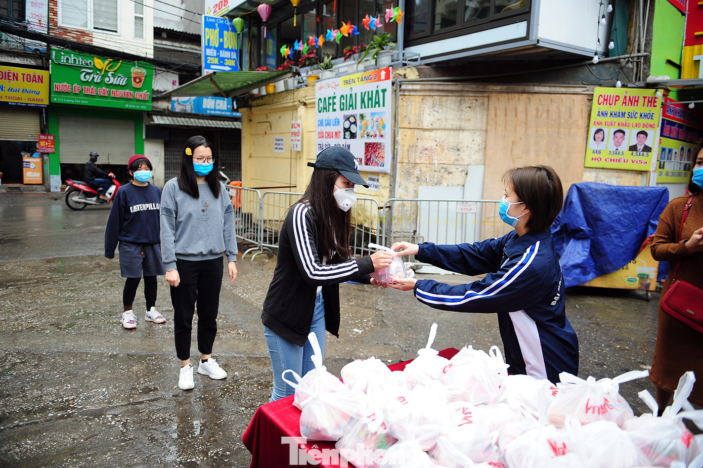 Tình nguyện viên tặng suất ăn miễn phí cho người có hoàn cảnh khó khăn ảnh 4