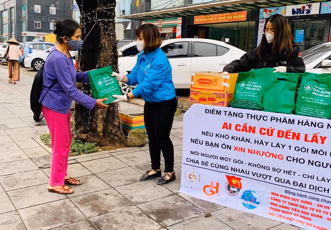 Ấm áp những suất ăn, điểm phát thực phẩm miễn phí dành cho những hoàn cảnh khó khăn ảnh 1