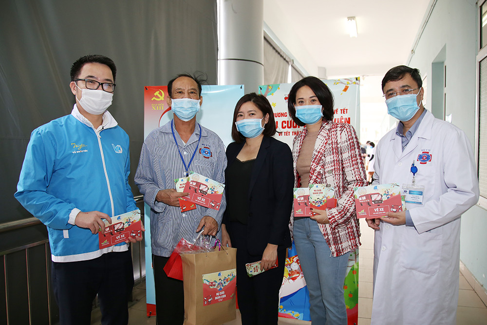 Nhiều phần quà ý nghĩa dành cho bệnh nhân về quê đón Tết ảnh 1