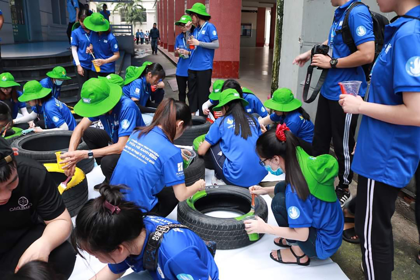 Màu áo xanh sinh viên tình nguyện toả đi muôn nơi ảnh 5