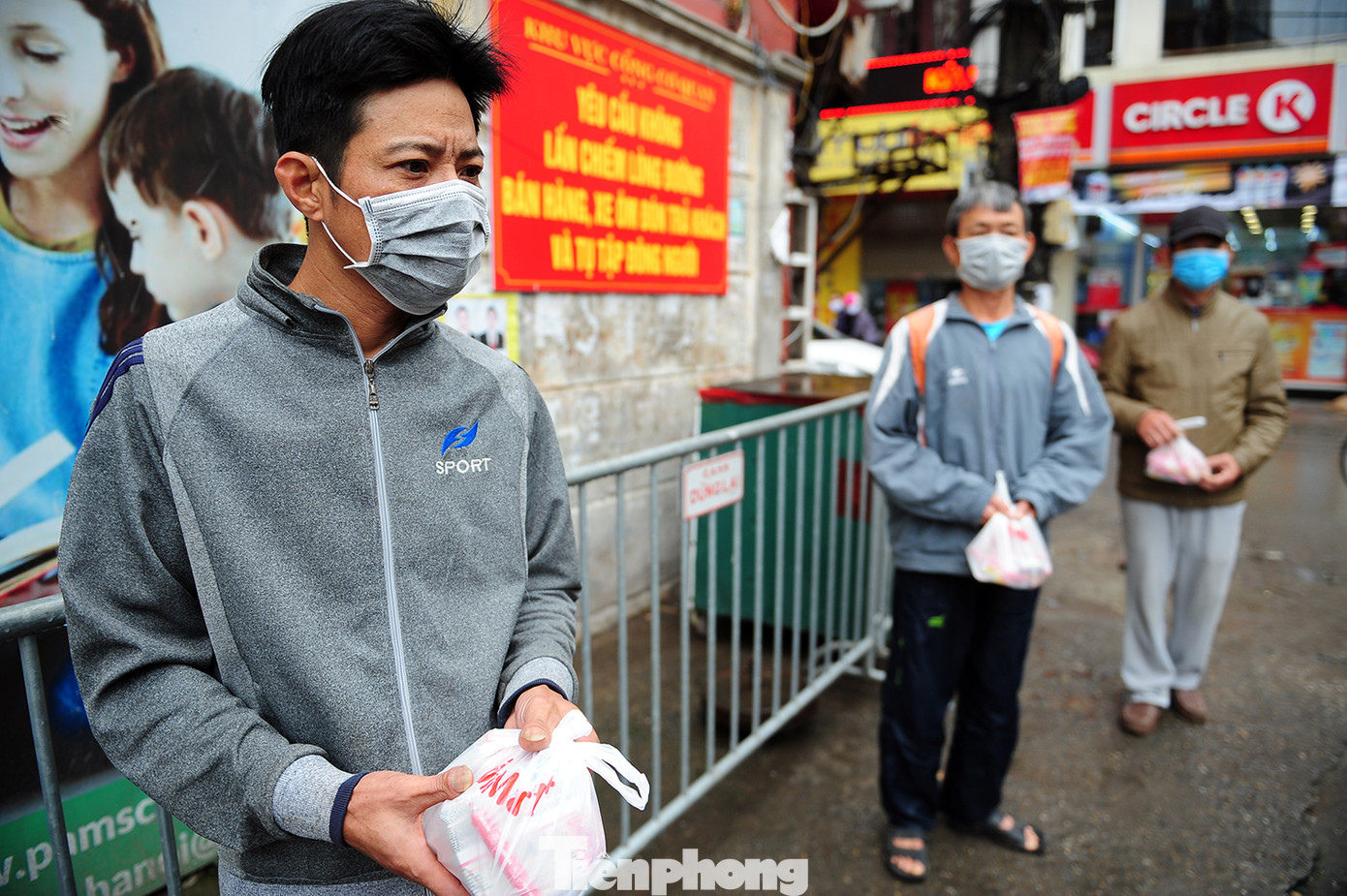 Tình nguyện viên tặng suất ăn miễn phí cho người có hoàn cảnh khó khăn ảnh 8