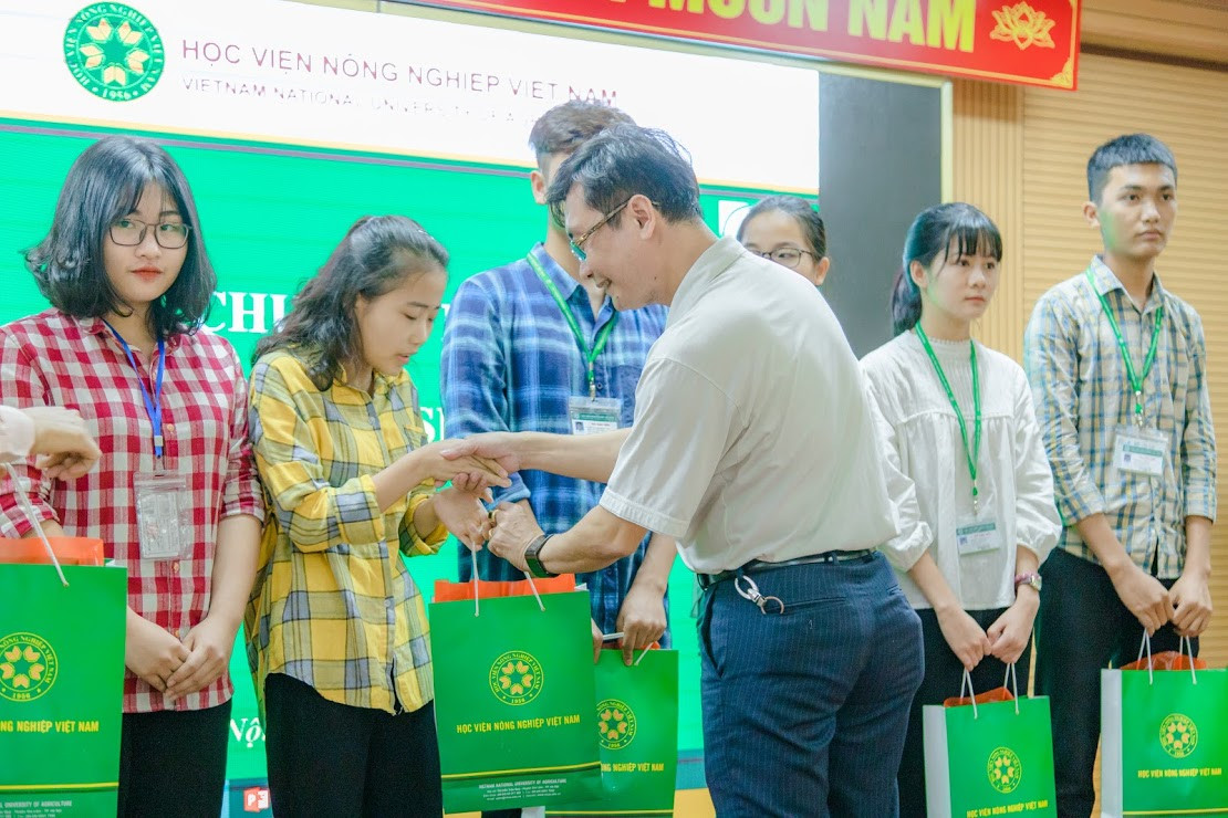 Học viện Nông nghiệp Việt Nam hỗ trợ sinh viên bị ảnh hưởng bởi dịch COVID-19 ảnh 1