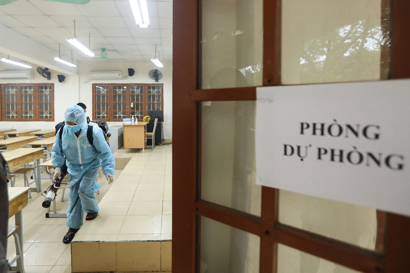 Hà Nội: Phun khử khuẩn phòng, chống dịch COVID-19 trước kỳ thi tốt THPT ảnh 6