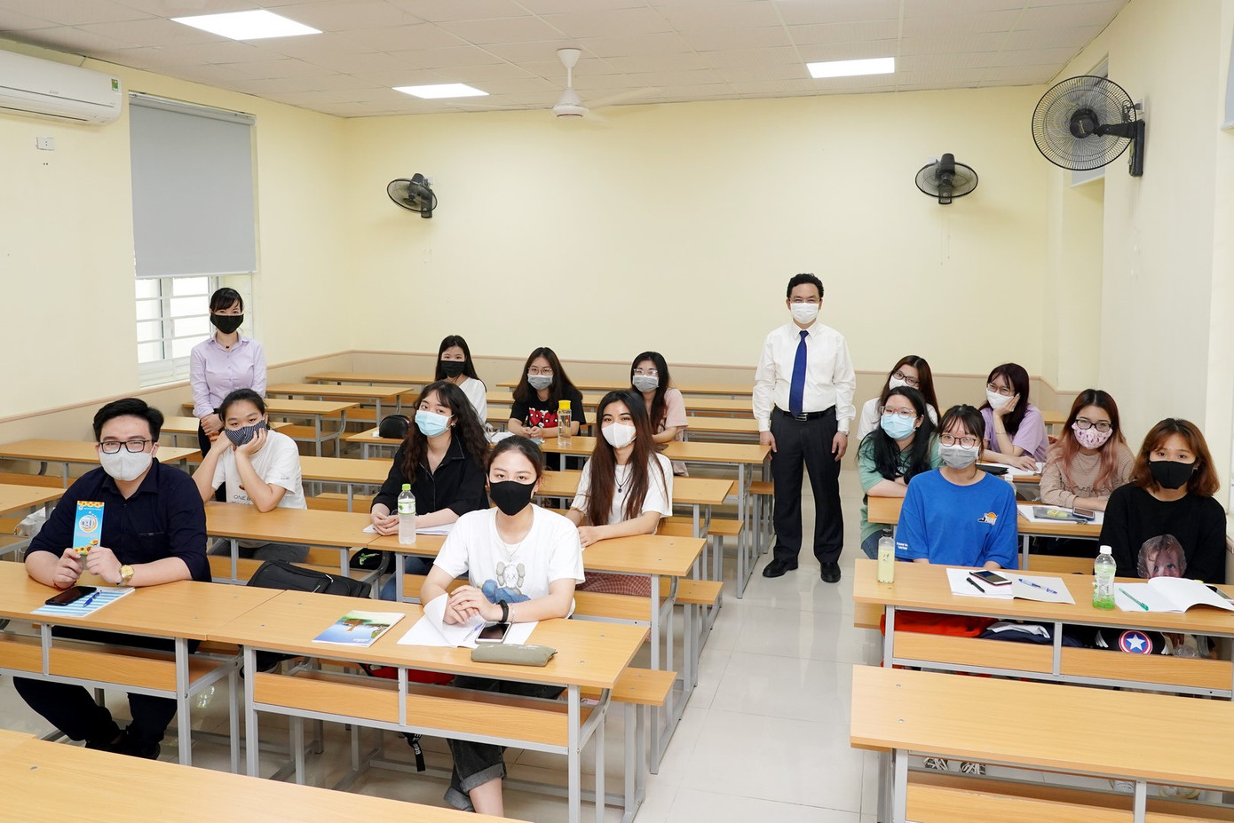 Trường ĐH Kinh tế Quốc dân hỗ trợ sinh viên phòng dịch trong ngày đi học trở lại ảnh 4