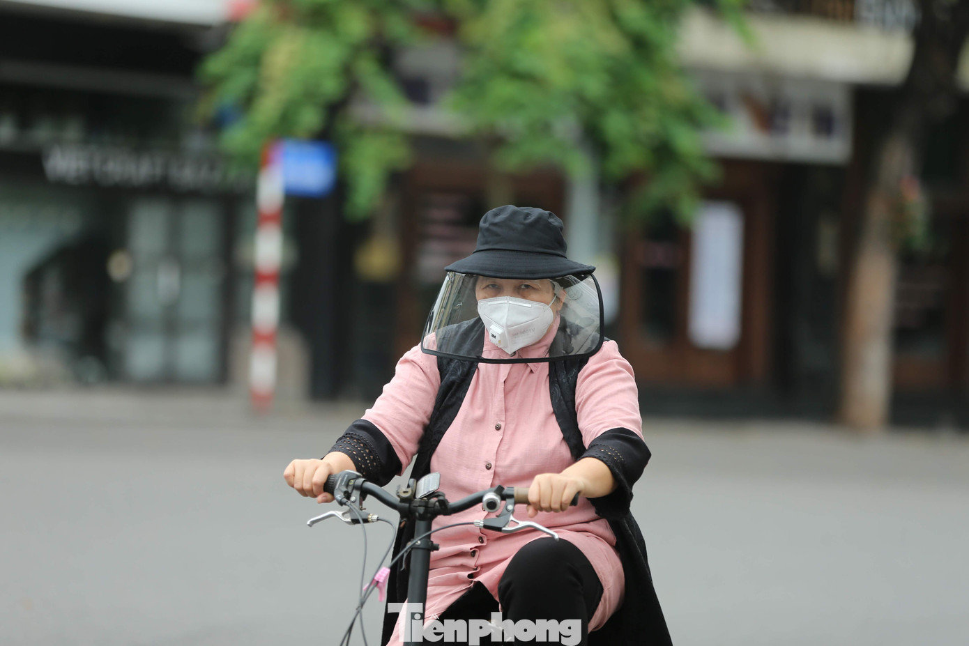 Phòng dịch COVID-19 ở Thủ đô: Kính chống giọt bắn 'lên ngôi' ảnh 10