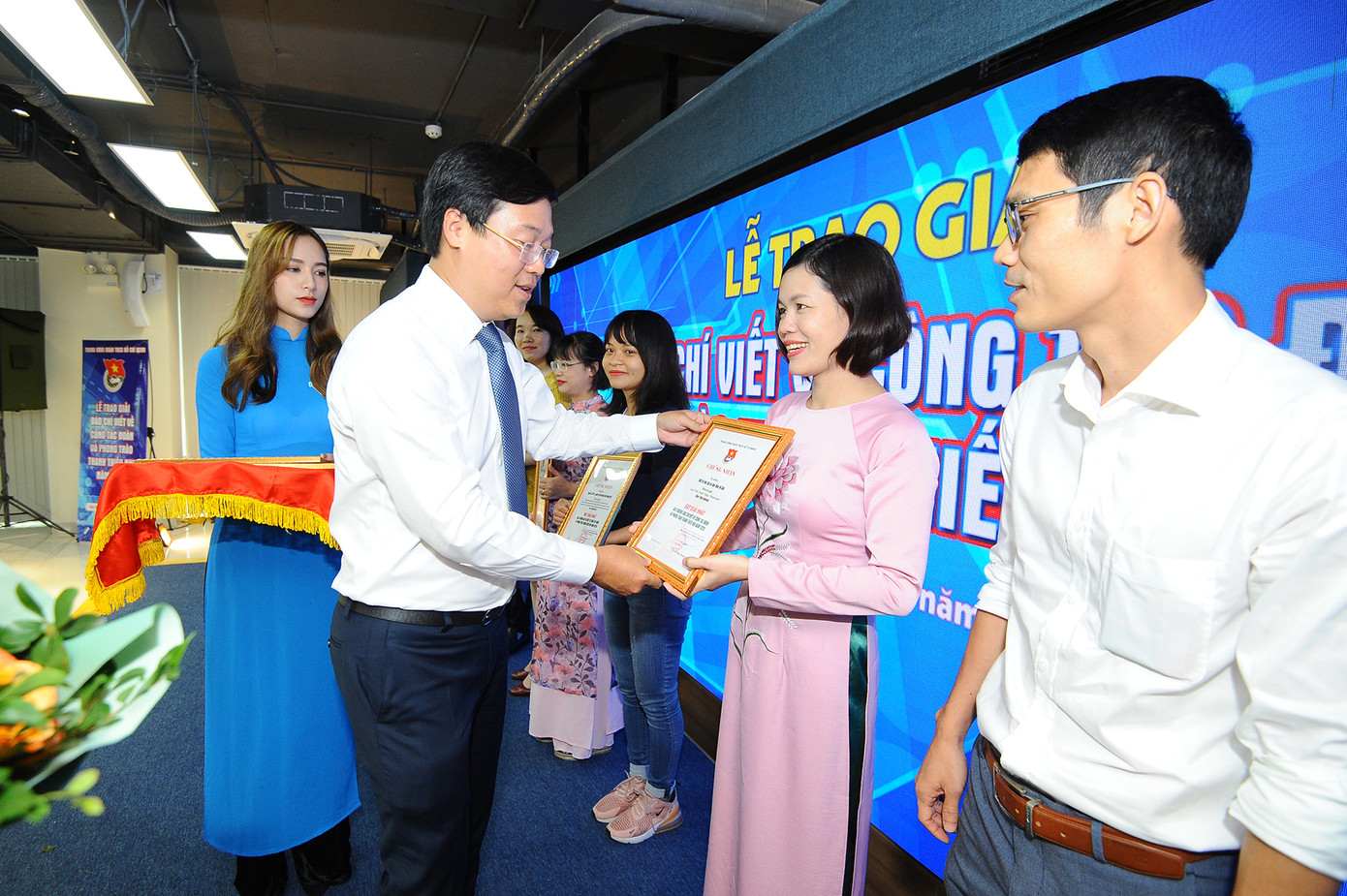 Nhóm tác giả của Báo Tiền Phong giành giải Nhất với tuyến bài “Tuổi trẻ học tập và làm theo lời Bác”. Những tác phẩm báo chí tạo được cảm hứng, sức lan toả về công tác Đoàn ảnh 1