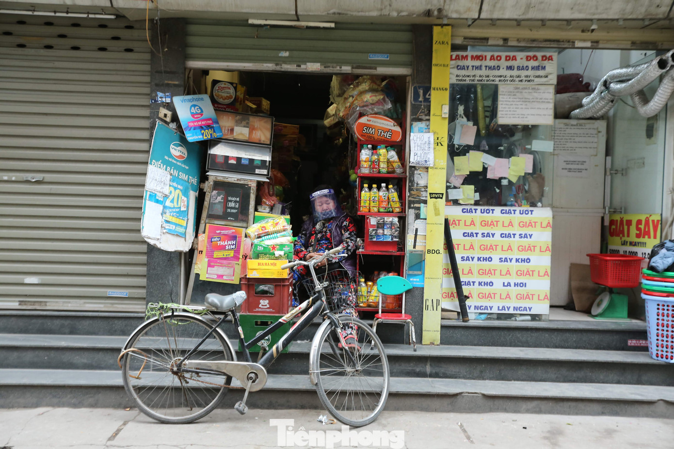 Phòng dịch COVID-19 ở Thủ đô: Kính chống giọt bắn 'lên ngôi' ảnh 5