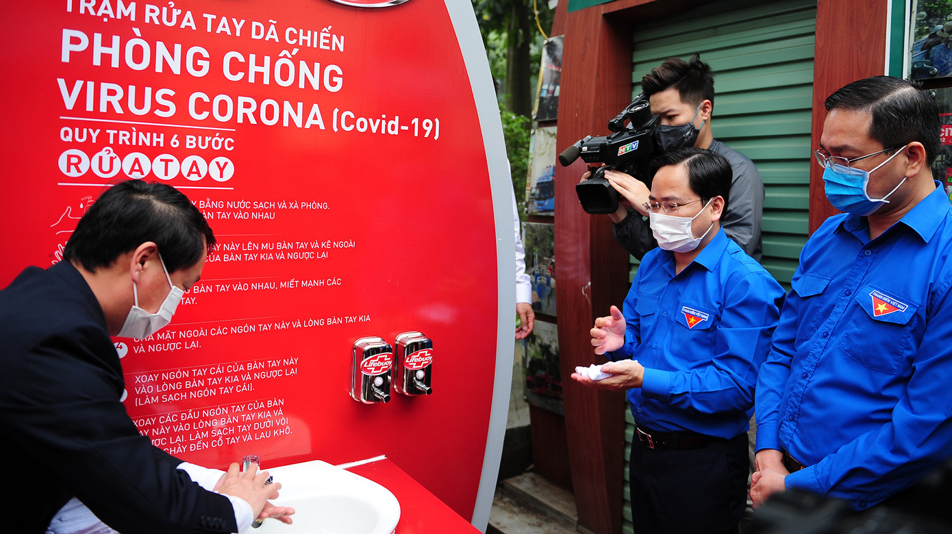 Ca sĩ Chi Pu lan toả hành động rửa tay mọi lúc, mọi nơi ảnh 1