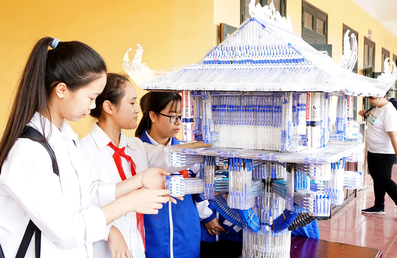 Hô biến hơn 4.000 chiếc bút bi đã qua sử dụng thành những mô hình học tập ảnh 3