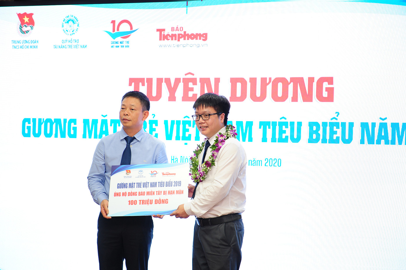 20 gương mặt trẻ trích 100 triệu đồng ủng hộ quỹ phòng, chống dịch COVID-19 và 100 triệu đồng ủng hộ bà con chịu ảnh hưởng bởi hạn hán, xâm nhập mặn. Tuyên dương 20 “Gương mặt trẻ Việt Nam tiêu biểu” và “Gương mặt trẻ Việt Nam triển vọng” ảnh 3