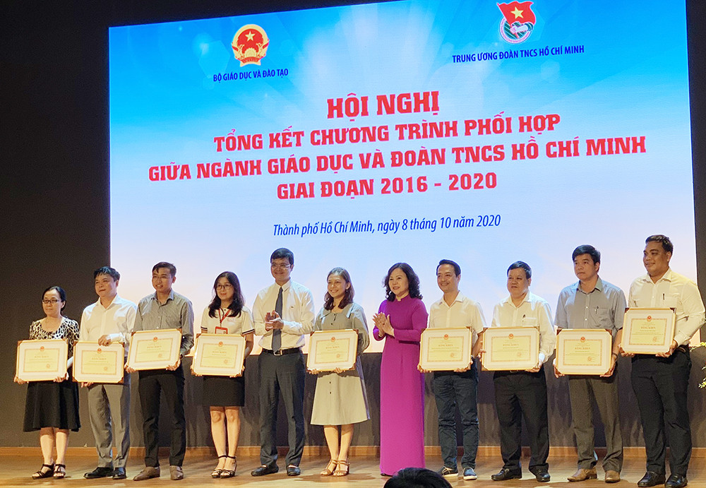 Tiếp tục thực hiện nhiều hoạt động ý nghĩa thu hút sinh viên tham gia ảnh 1