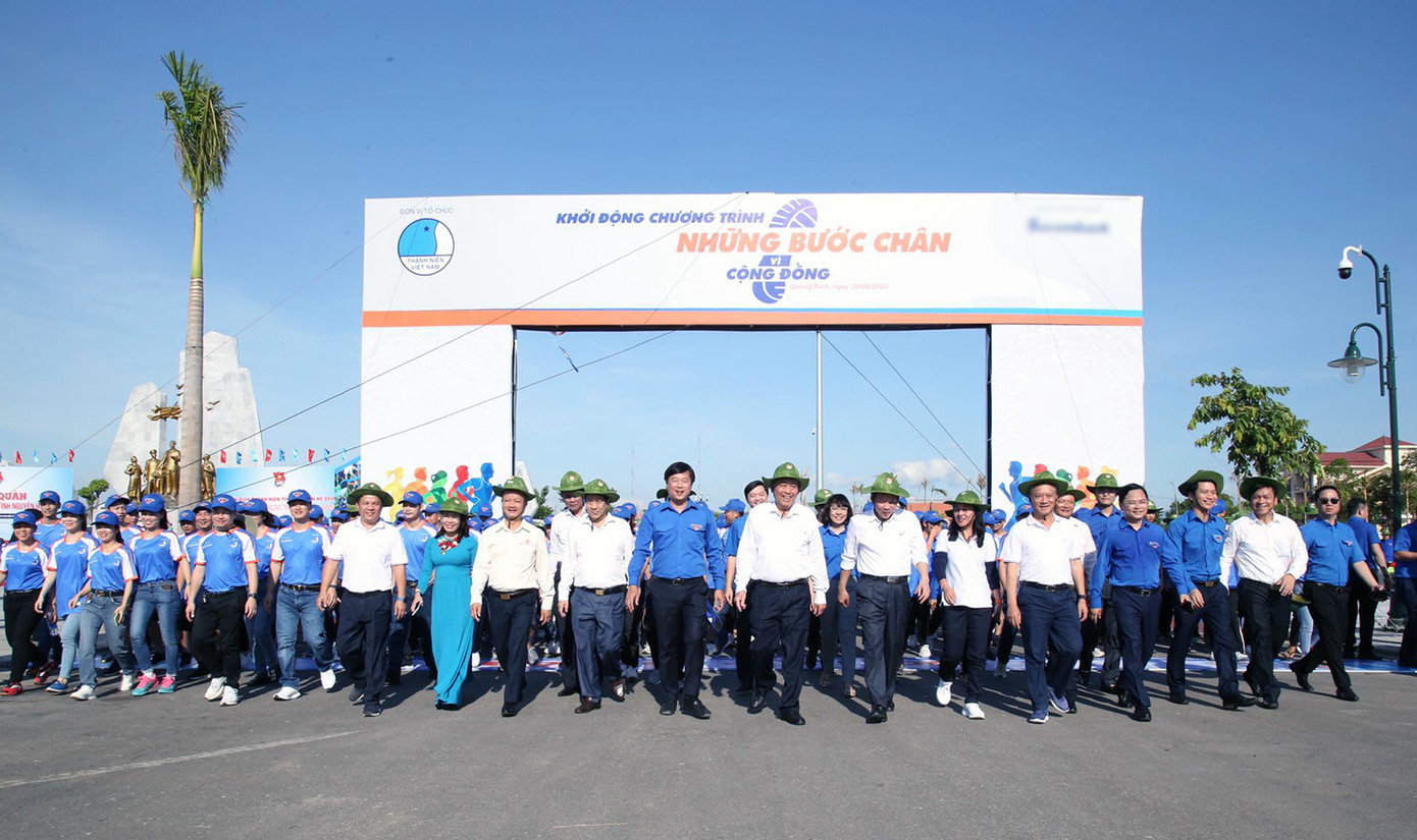 Sau Lễ ra quân, lãnh đạo Đảng, Nhà nước, T.Ư Đoàn, T.Ư Hội LHTN Việt Nam và tỉnh Quảng Bình cùng đoàn viên, thanh niên tham gia khởi động chương trình “Những bước chân vì cộng đồng” để khởi động những bước chân tình nguyện đầu tiên hướng về cộng đồng. Đây là chương trình do T.Ư Hội LHTN Việt Nam tổ chức nhằm thực hiện phong trào “Tôi yêu Tổ quốc tôi” và triển khai Chiến dịch Thanh niên tình nguyện hè 2020, nhằm lan toả tinh thần nhân ái, sẻ chia của cộng đồng thông qua hình thức đi bộ hoặc chạy bộ gây quỹ xây dựng 16 Nhà văn hoá cộng đồng cho 16 dân tộc thiểu số ít người tại Việt Nam. Ra quân chiến dịch Thanh niên tình nguyện Hè 2020 ảnh 8