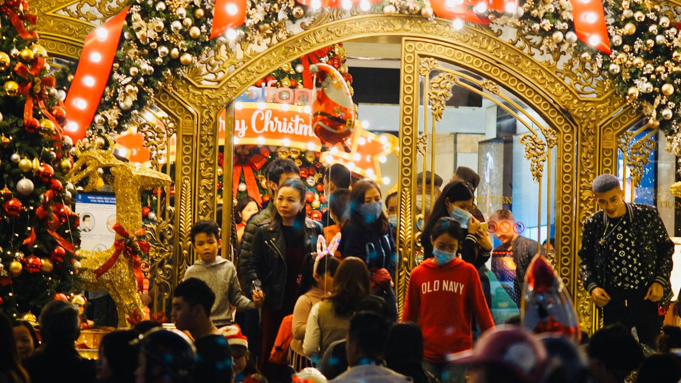 Biển người hoà chung không khí đêm Giáng sinh ở Thủ đô ảnh 4