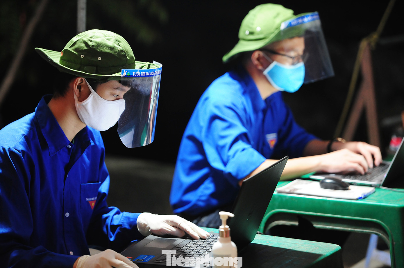 Phòng dịch COVID-19 ở Thủ đô: Kính chống giọt bắn 'lên ngôi' ảnh 11