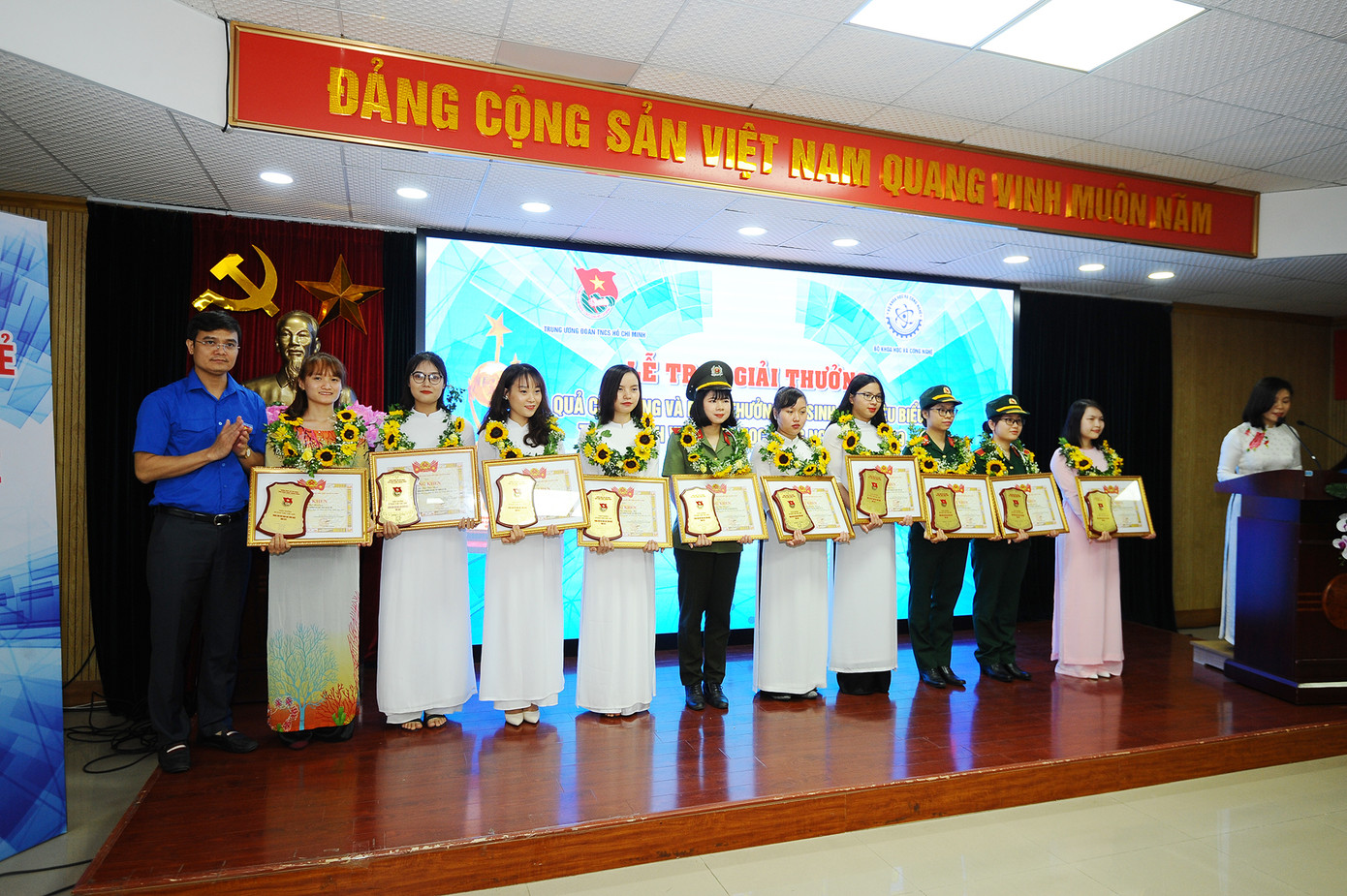 Vinh danh mười nhà khoa học trẻ và 20 nữ sinh ngành khoa học tiêu biểu ảnh 3