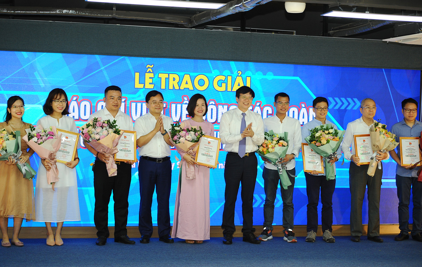 Ban Tổ chức trao giải Nhì cho các tác giả. Những tác phẩm báo chí tạo được cảm hứng, sức lan toả về công tác Đoàn ảnh 4