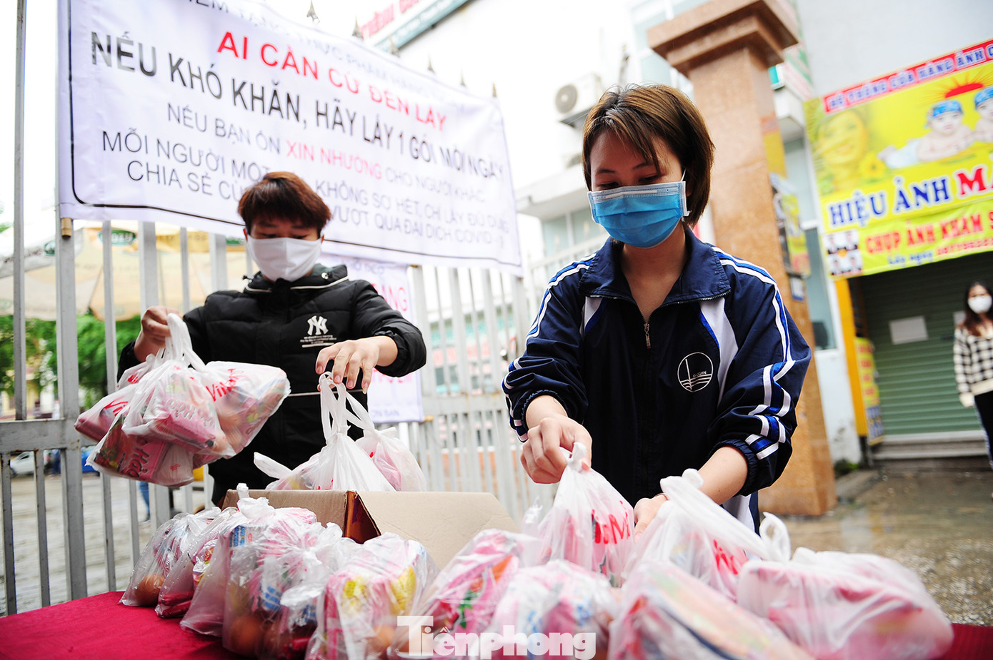 Tình nguyện viên tặng suất ăn miễn phí cho người có hoàn cảnh khó khăn ảnh 6