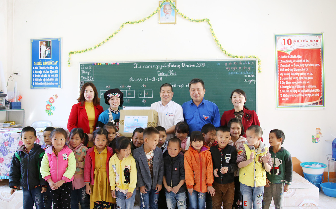 Đại diện Ban Tổ chức chương trình trao quà cho thầy và trò trường Tiểu học Dìn Chin, xã Dìn Chin, huyện Mường Khương, tỉnh Lào Cai. Thầy, cô bám bản dạy chữ ở nơi mà nước sinh hoạt quý như vàng ảnh 3