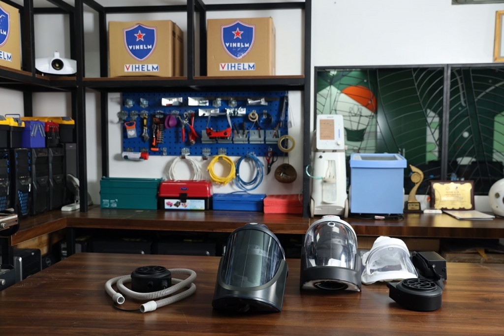 Học sinh sáng tạo mũ di động phòng dịch COVID-19 ảnh 3