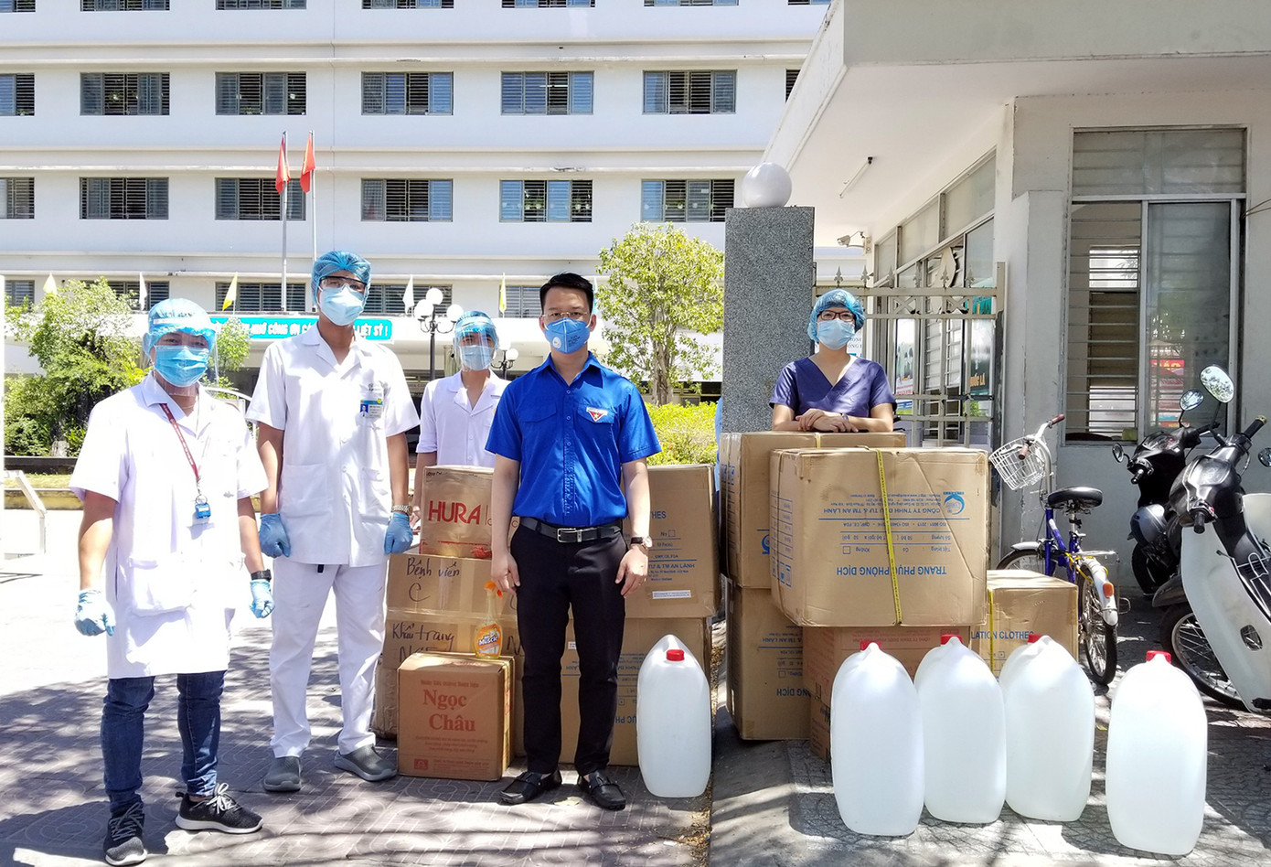 Trao gần 5.000 bộ đồ bảo hộ y tế cho bệnh viện, trung tâm y tế Đà Nẵng ảnh 1