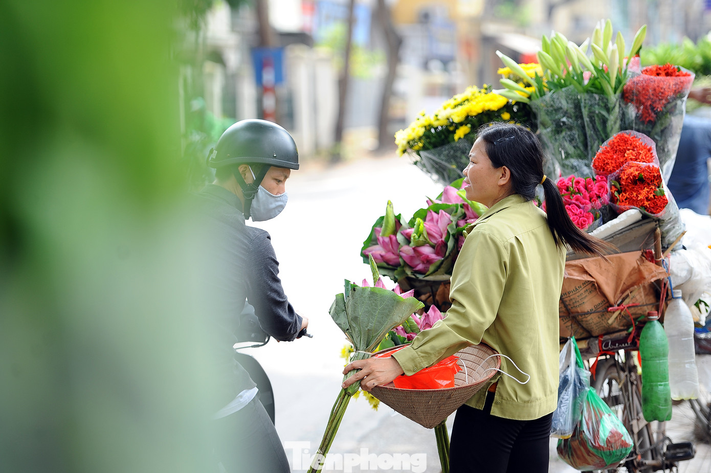 Hương sen toả ngát phố phường Hà Nội ảnh 11