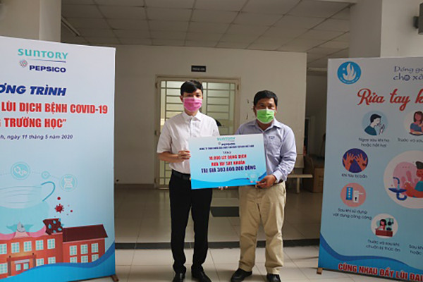 Hơn 10 nghìn lít dung dịch sát khuẩn dành tặng sinh viên ảnh 1