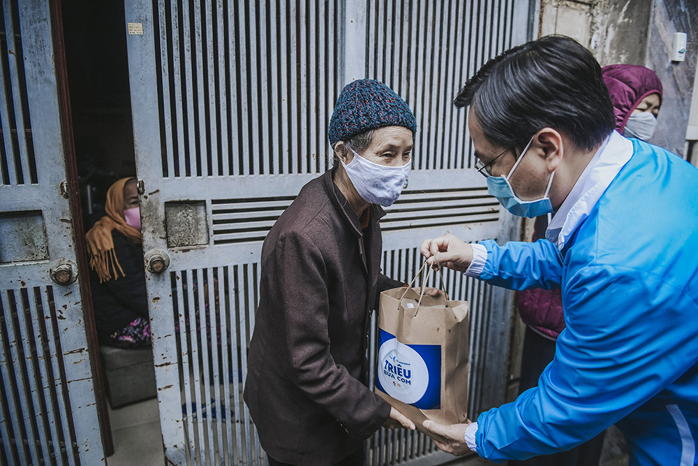 Hàng ngàn gói thực phẩm đến với người có hoàn cảnh khó khăn trong dịch COVID-19 ảnh 1