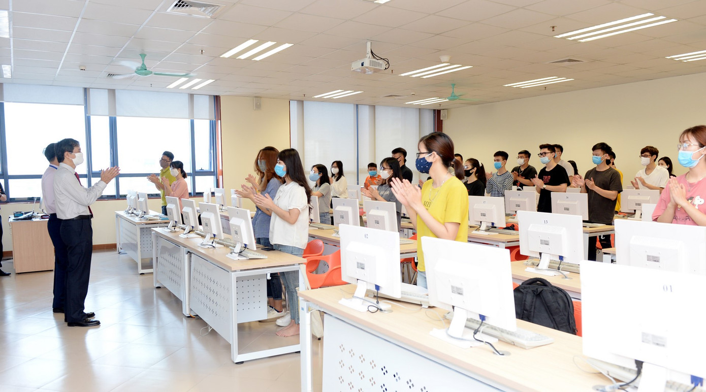 Trường ĐH Kinh tế Quốc dân hỗ trợ sinh viên phòng dịch trong ngày đi học trở lại ảnh 2