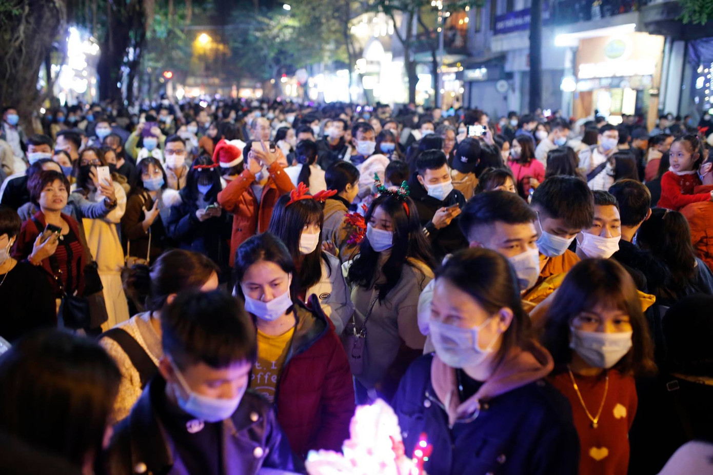 Biển người hoà chung không khí đêm Giáng sinh ở Thủ đô ảnh 2