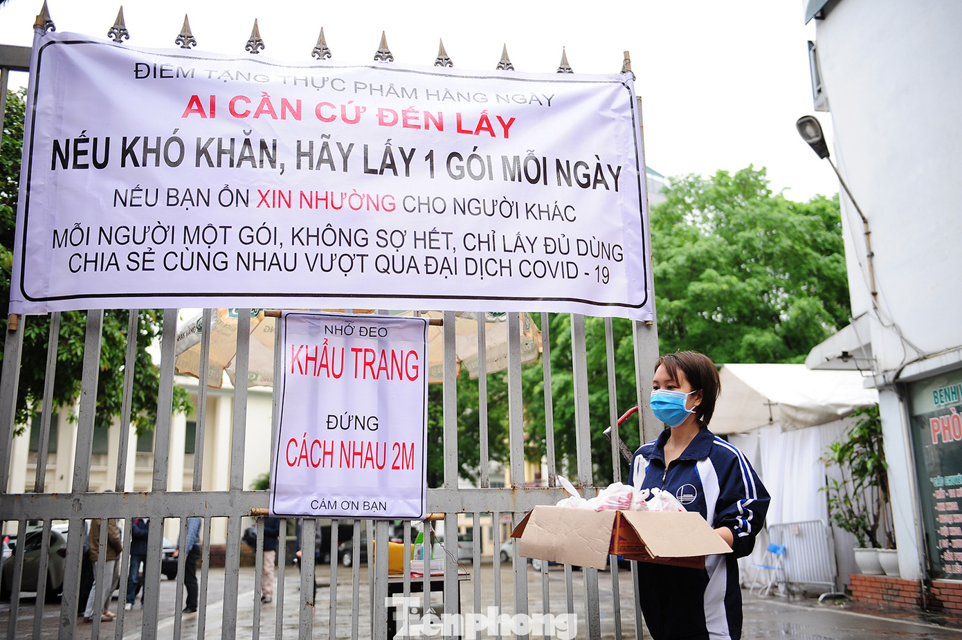 Tình nguyện viên tặng suất ăn miễn phí cho người có hoàn cảnh khó khăn ảnh 2