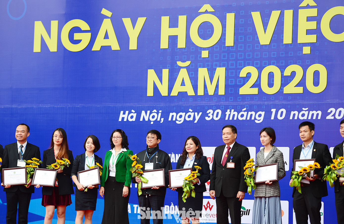 Đại diện Ban Tổ chức chương trình tặng hoa cho các đơn vị. Gần 4.000 chỉ tiêu việc làm được tuyển dụng trong Ngày hội việc làm 2020 ảnh 3