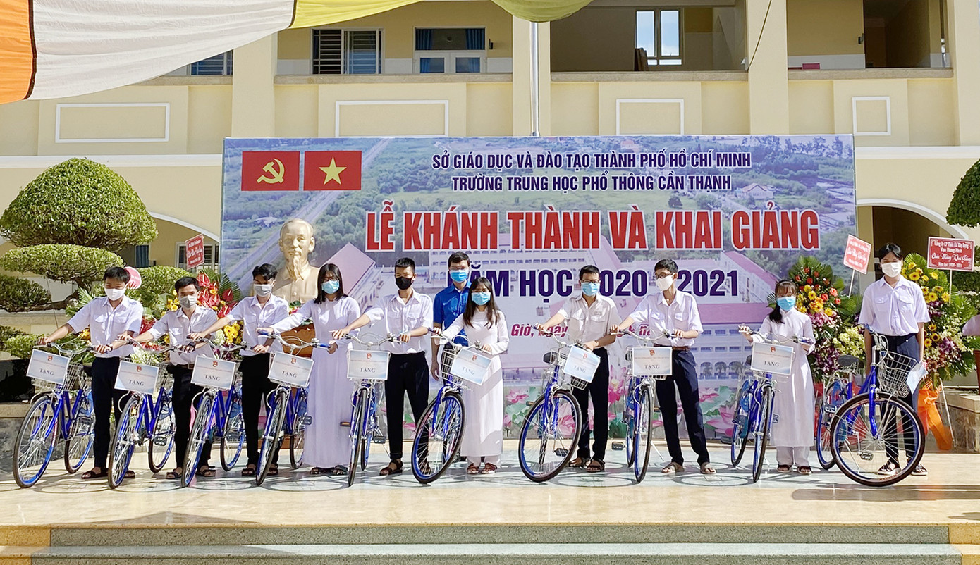 Chủ tịch Hội Sinh viên Việt Nam dự khai giảng và trao học bổng ảnh 4