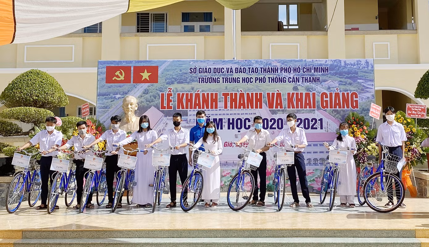 Chủ tịch Hội Sinh viên Việt Nam dự khai giảng và trao học bổng ảnh 4