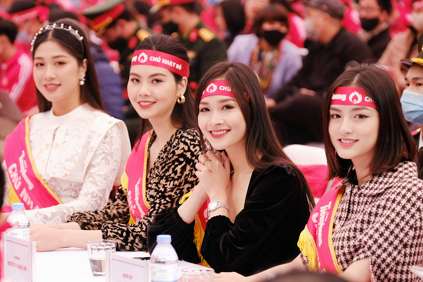 Hoa hậu Việt Nam năm 2020 Đỗ Thị Hà rạng rỡ trong chương trình “Chủ Nhật Đỏ” ảnh 5