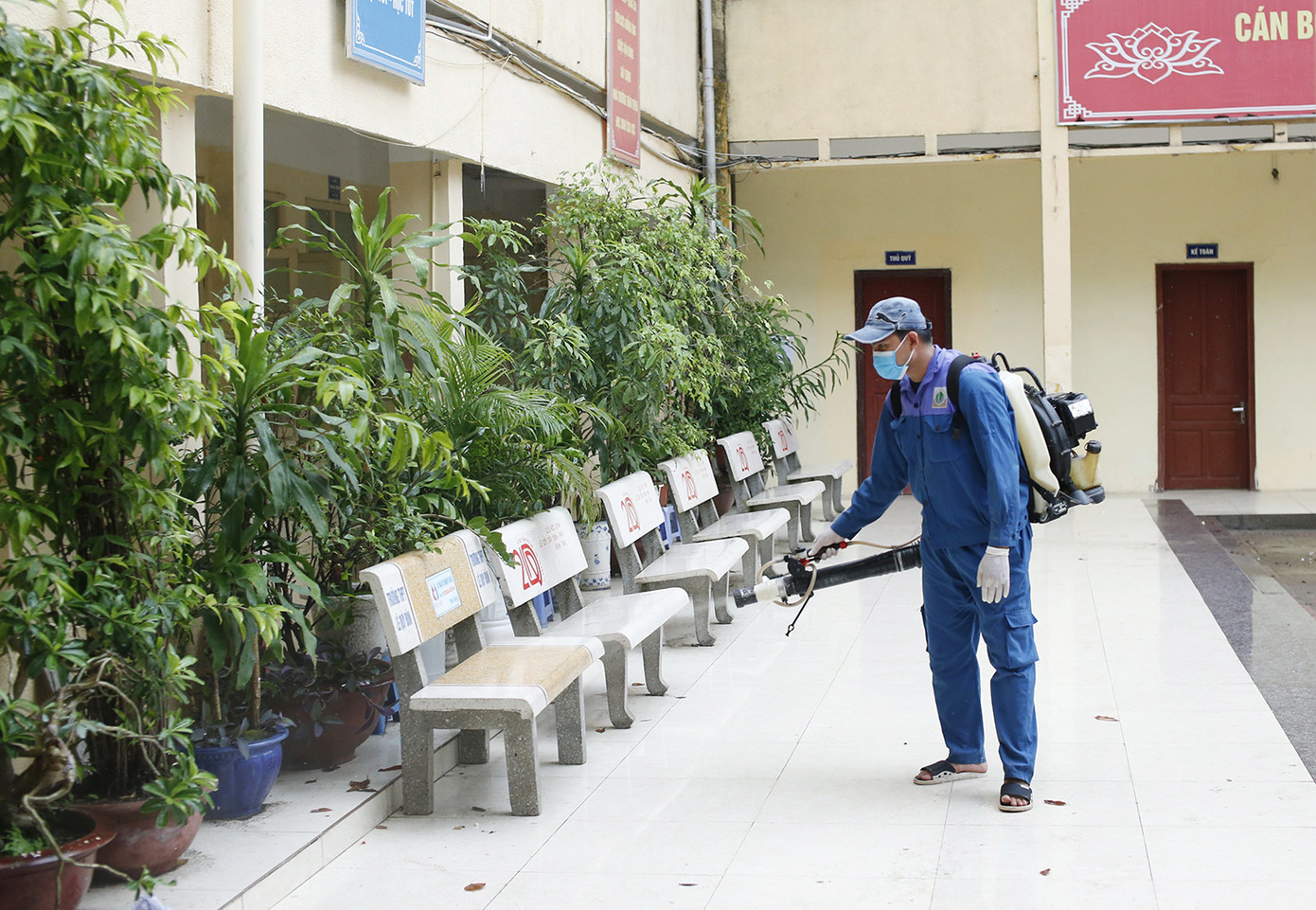 Hà Nội: Phun khử khuẩn phòng, chống dịch COVID-19 trước kỳ thi tốt THPT ảnh 8