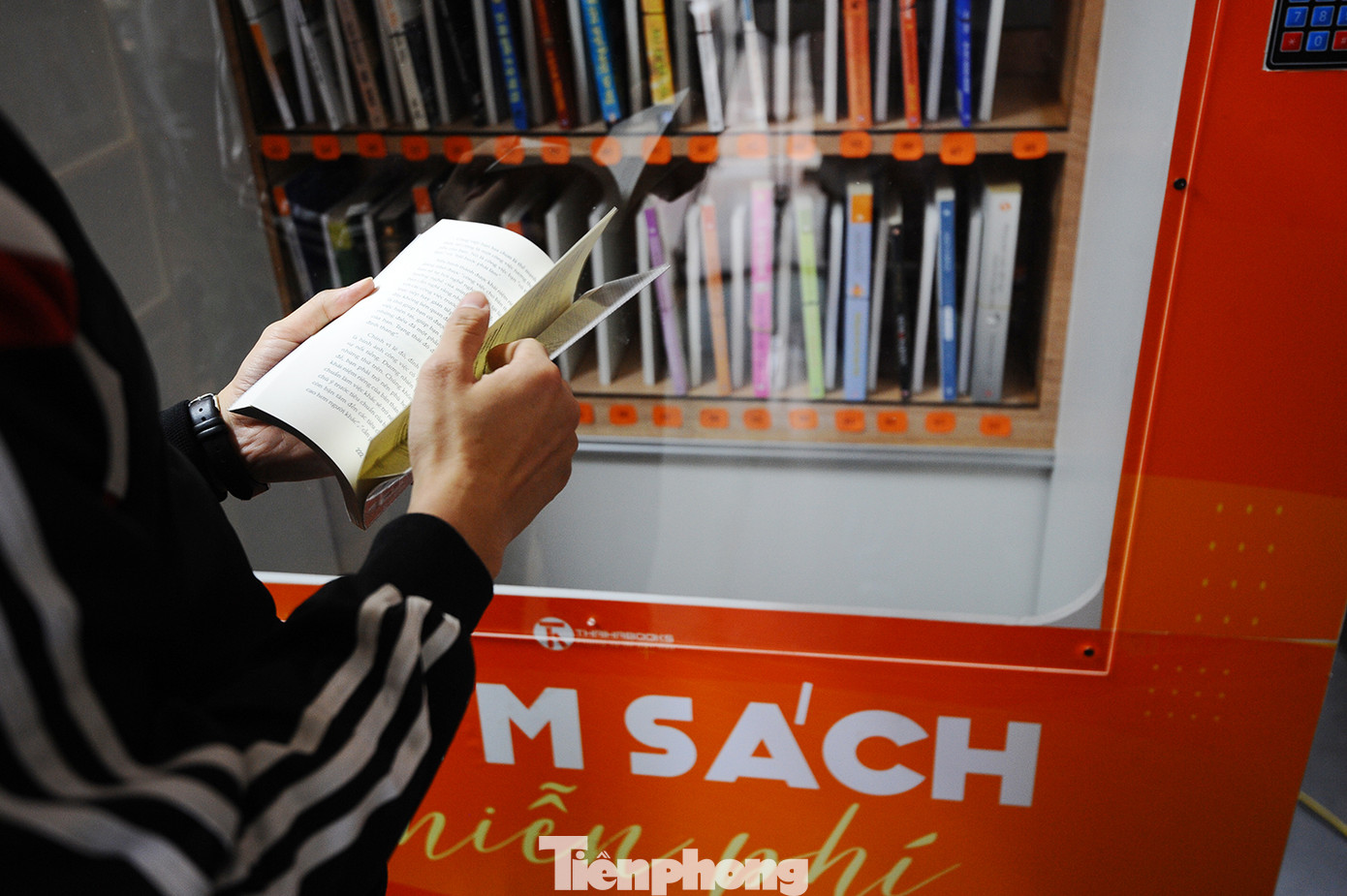 Trải nghiệm ‘cây ATM sách’ miễn phí đầu tiên tại Hà Nội ảnh 7