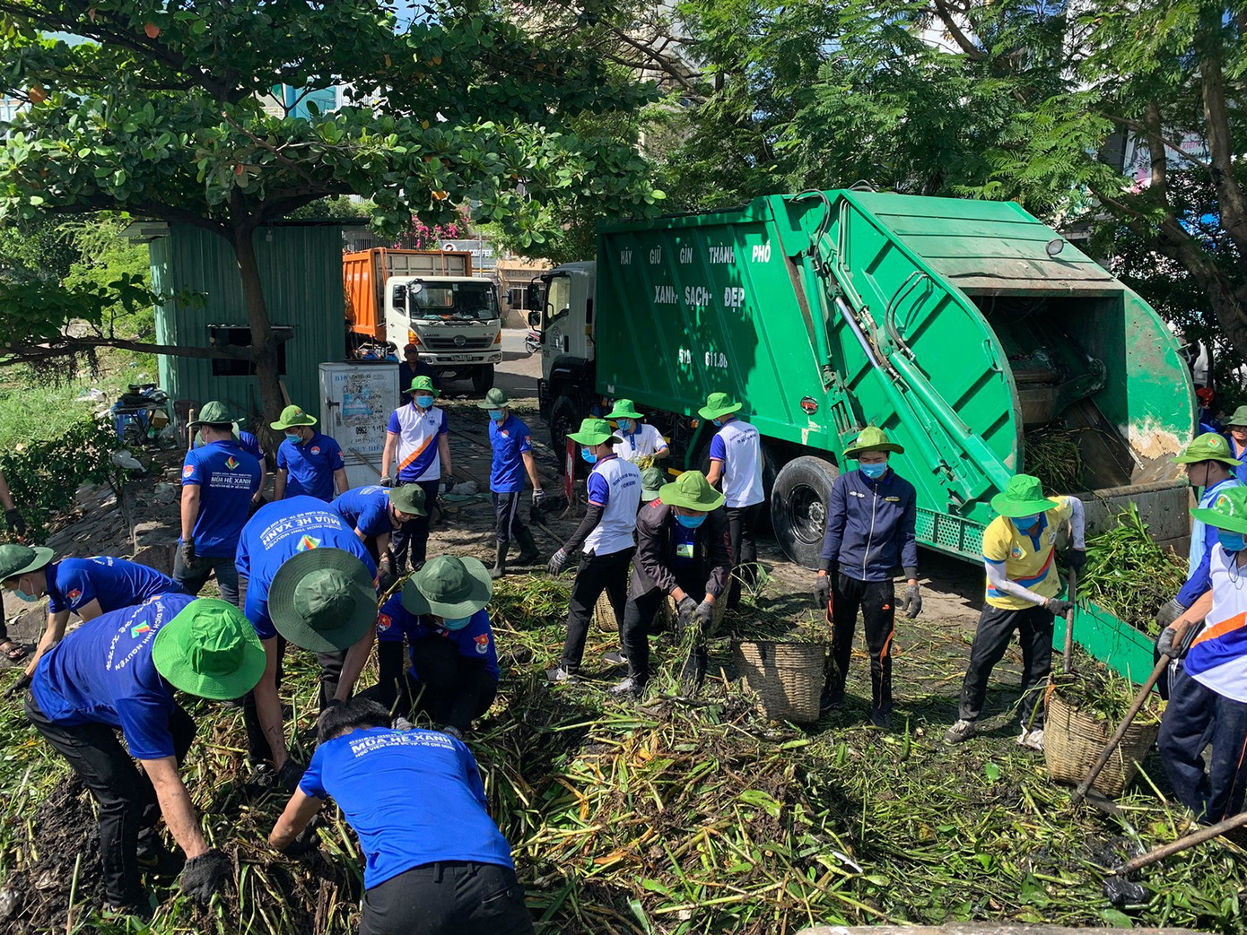 Màu áo xanh sinh viên tình nguyện toả đi muôn nơi ảnh 3